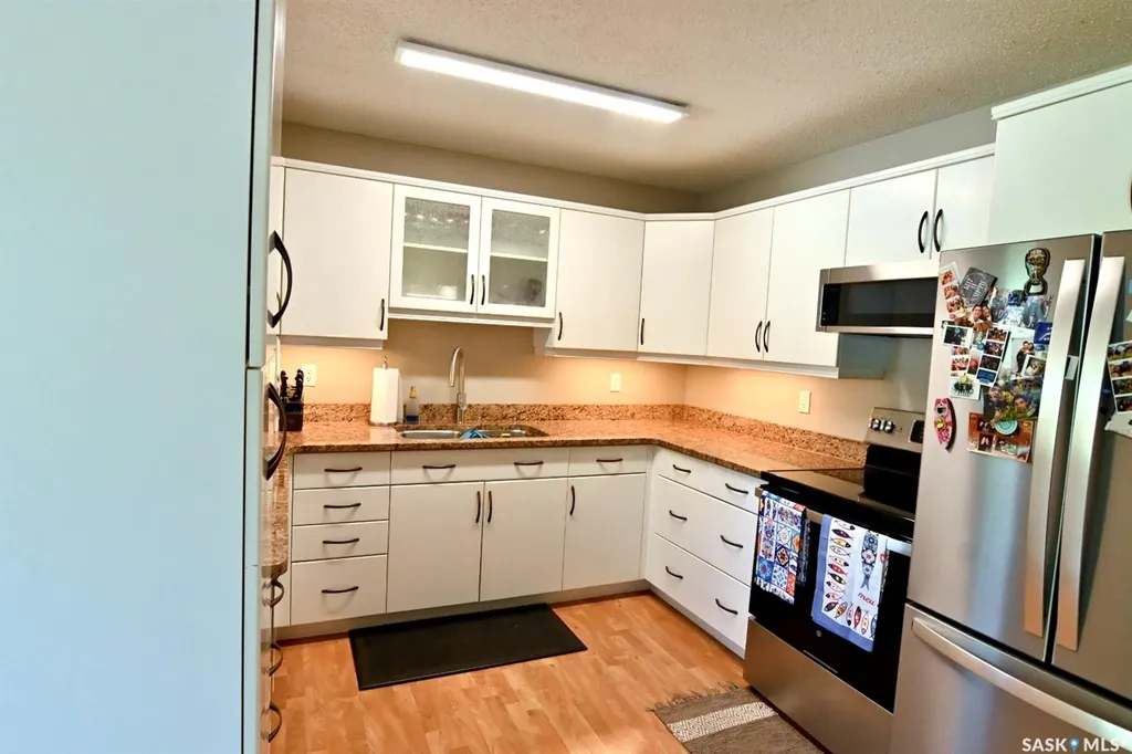 521 Guelph Crescent Saskatoon SK S7H 4R3