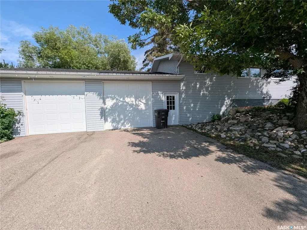107 Carlton Street Viscount SK S0K 4M0