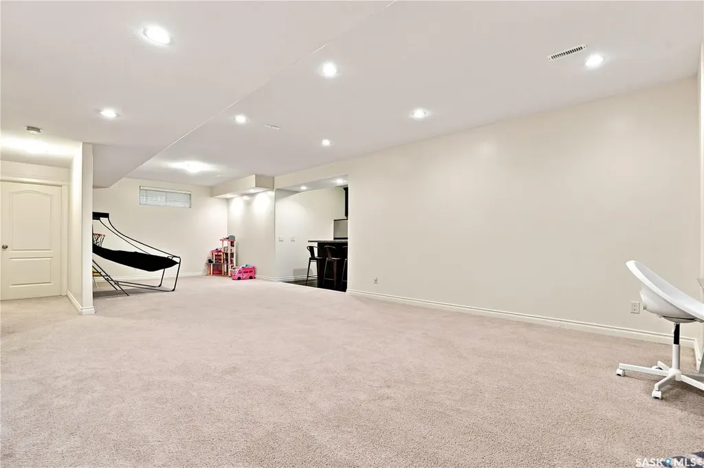 718 Brookhurst Lane Saskatoon SK S7V 1G1