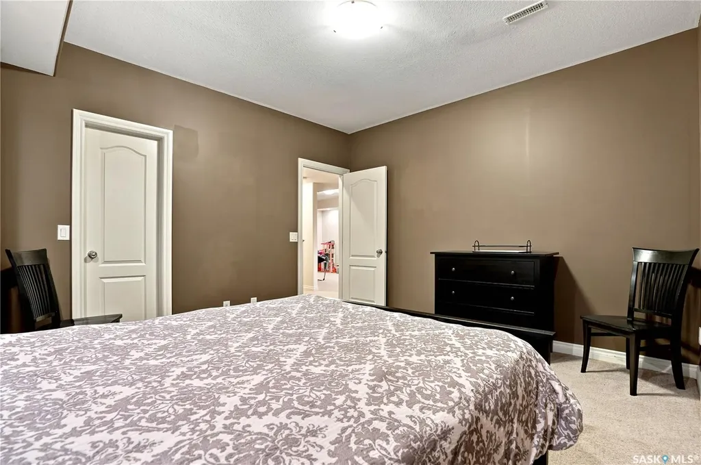 718 Brookhurst Lane Saskatoon SK S7V 1G1