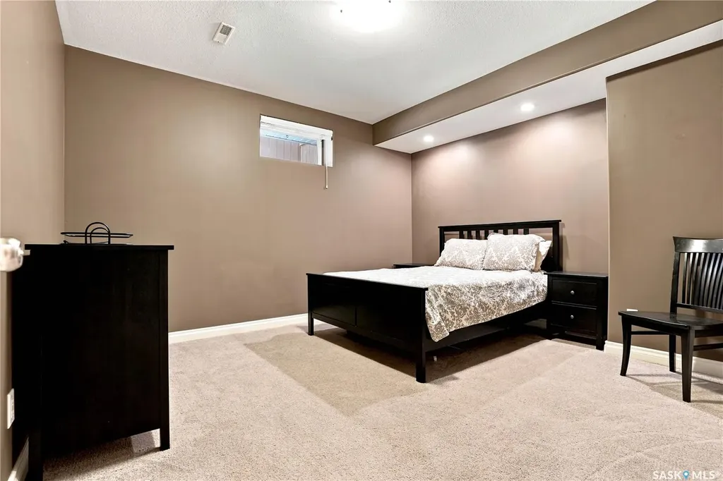 718 Brookhurst Lane Saskatoon SK S7V 1G1