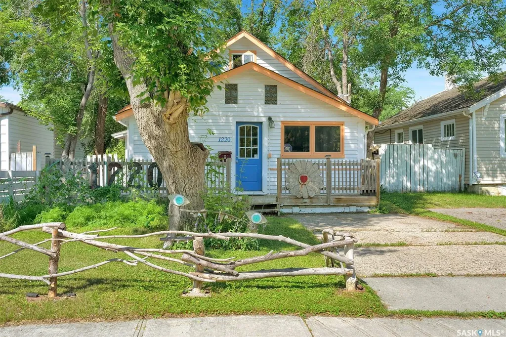 1220 Queen Street Regina SK S4T 4B4