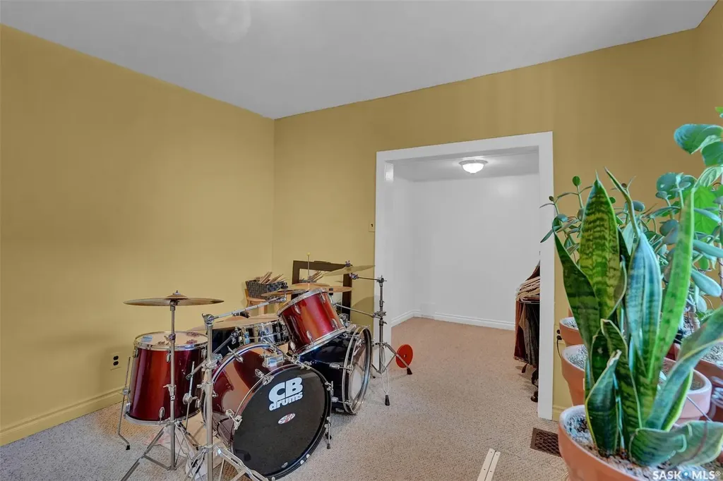 1220 Queen Street Regina SK S4T 4B4