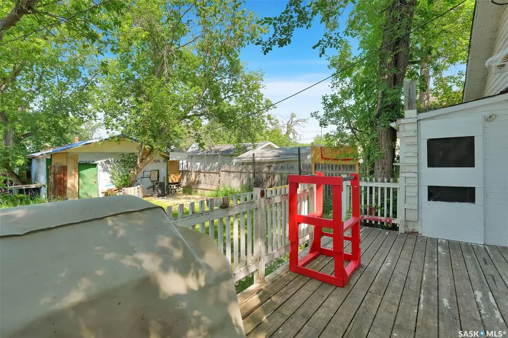 1220 Queen Street Regina SK S4T 4B4