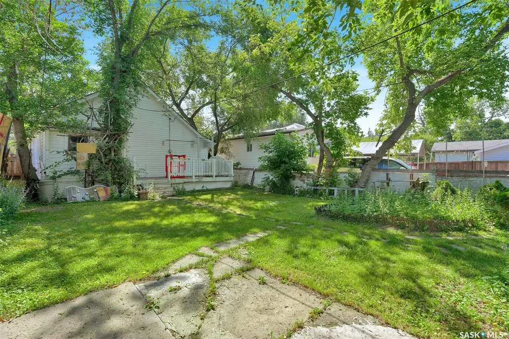 1220 Queen Street Regina SK S4T 4B4