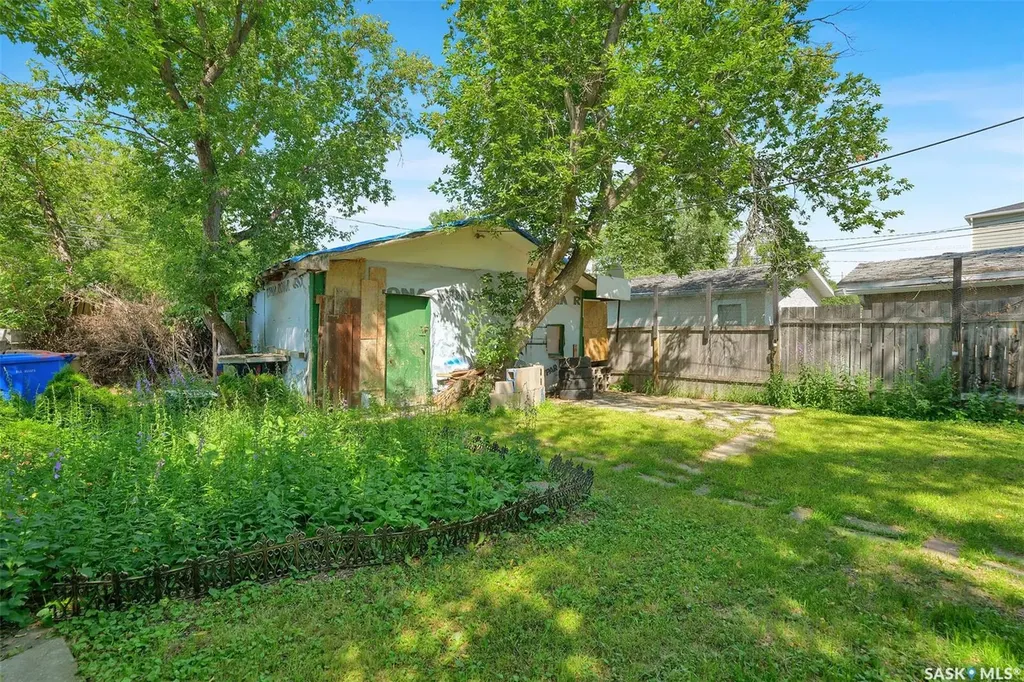 1220 Queen Street Regina SK S4T 4B4