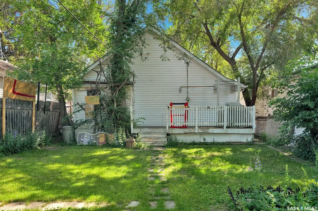 1220 Queen Street Regina SK S4T 4B4