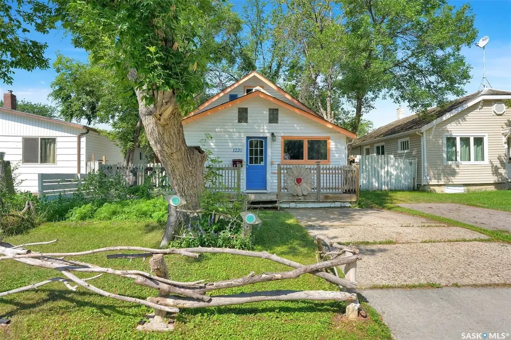 1220 Queen Street Regina SK S4T 4B4