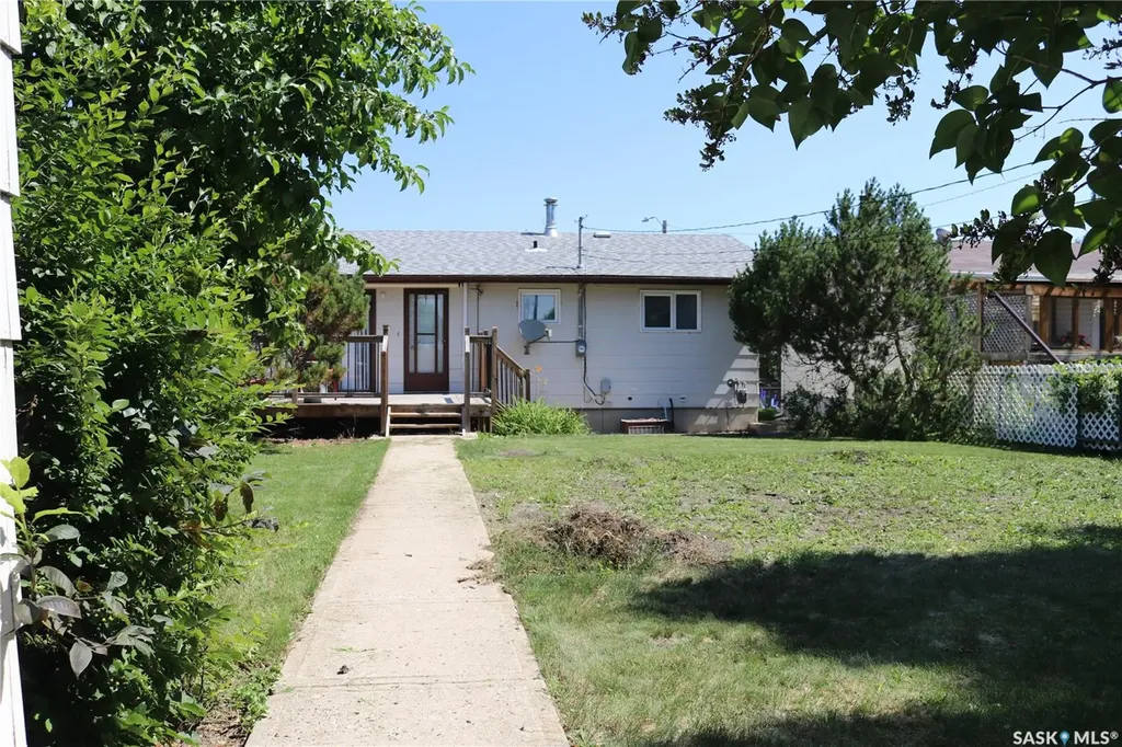 326 3rd Avenue Young SK S0K 4Y0