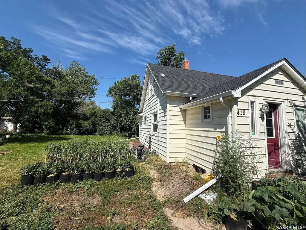 418 4th Avenue E Assiniboia SK S0H 0B0