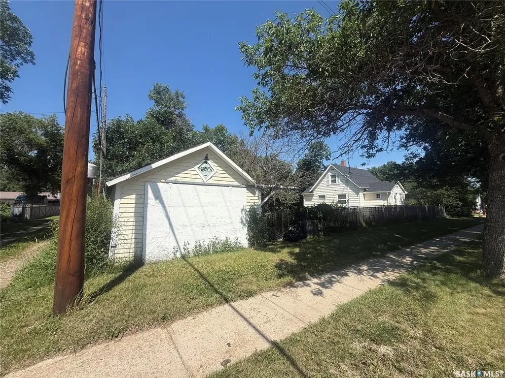 418 4th Avenue E Assiniboia SK S0H 0B0