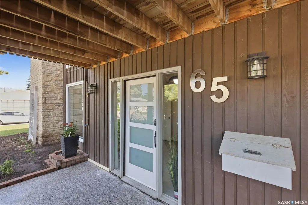 65 Rennie Place Saskatoon SK S7H 4N8