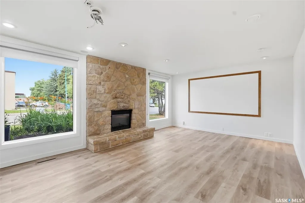 65 Rennie Place Saskatoon SK S7H 4N8