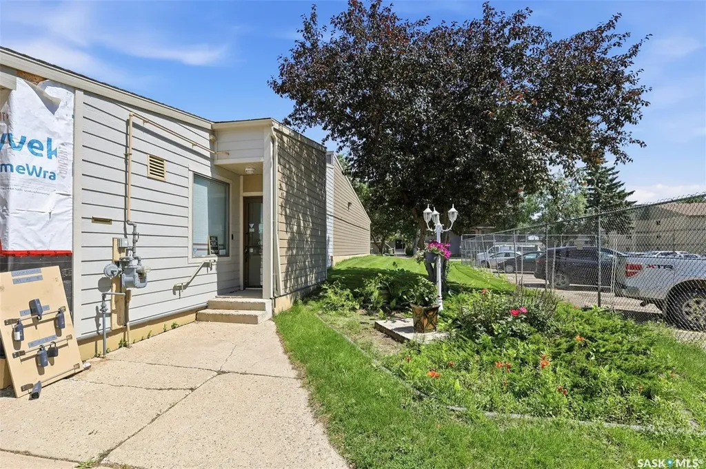 1121 1a Mckercher Drive Saskatoon SK S7H 5B8