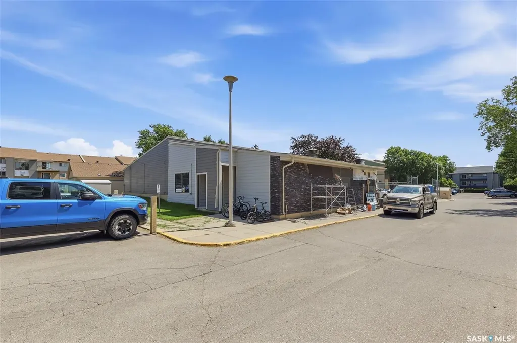 1121 1a Mckercher Drive Saskatoon SK S7H 5B8