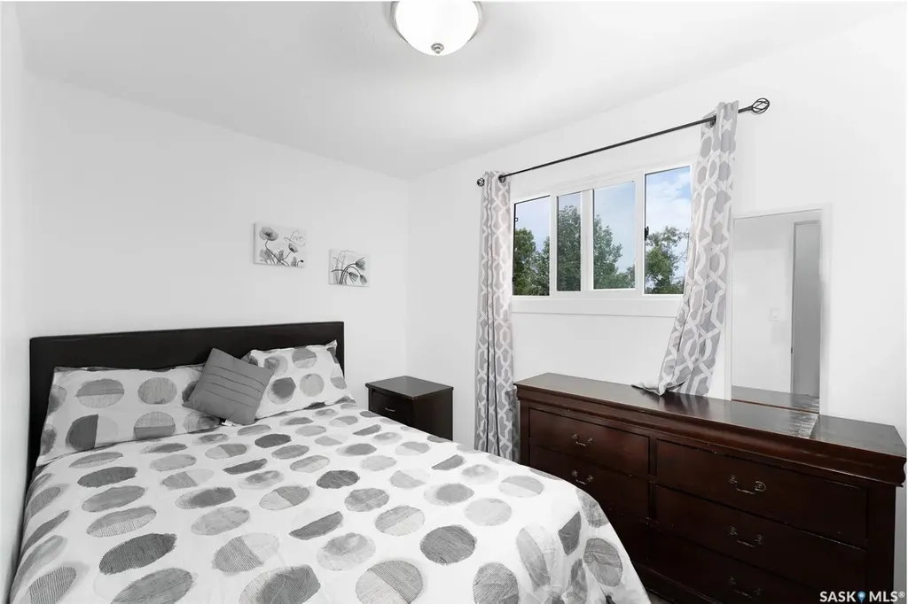 1502 Grosvenor Street Regina SK S4N 4C6
