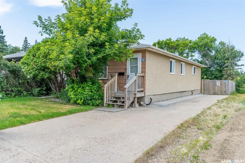 1502 Grosvenor Street Regina SK S4N 4C6