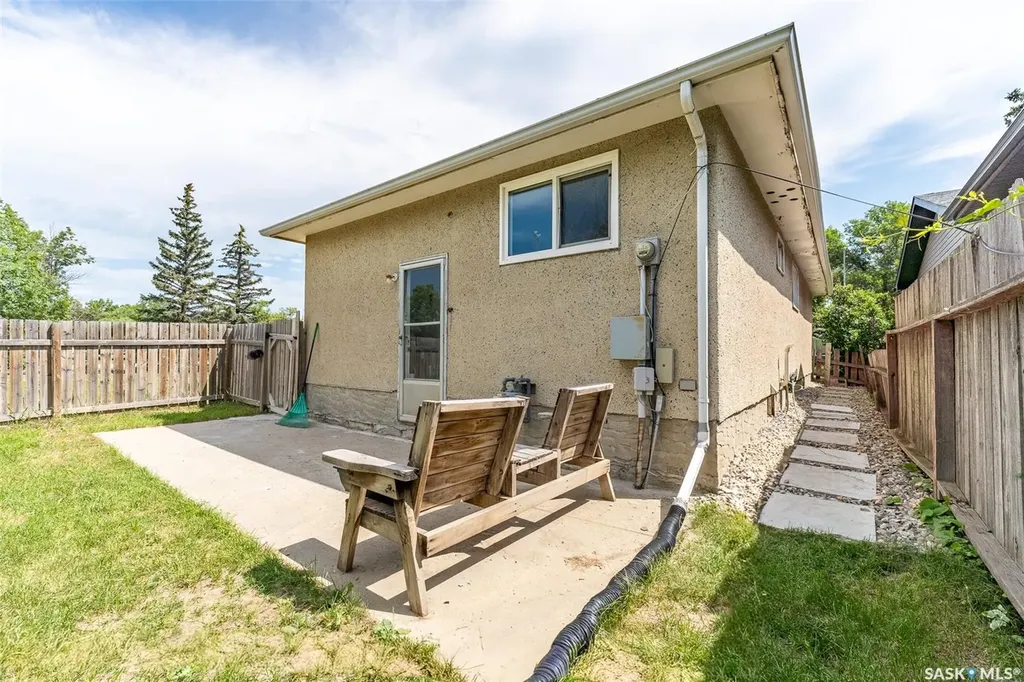 1502 Grosvenor Street Regina SK S4N 4C6