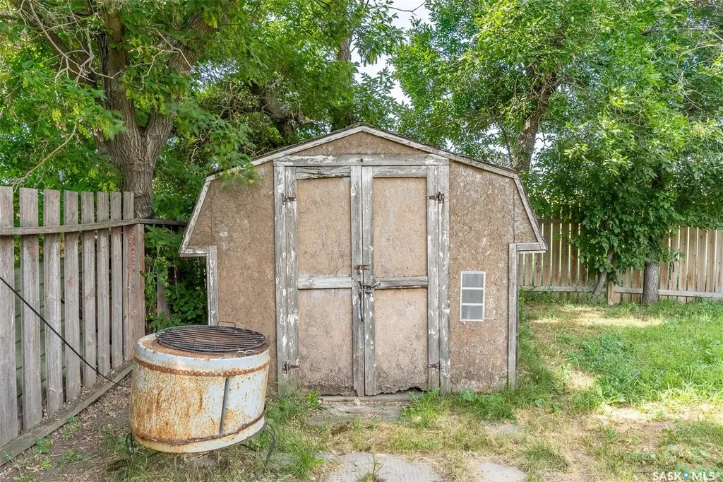 1502 Grosvenor Street Regina SK S4N 4C6