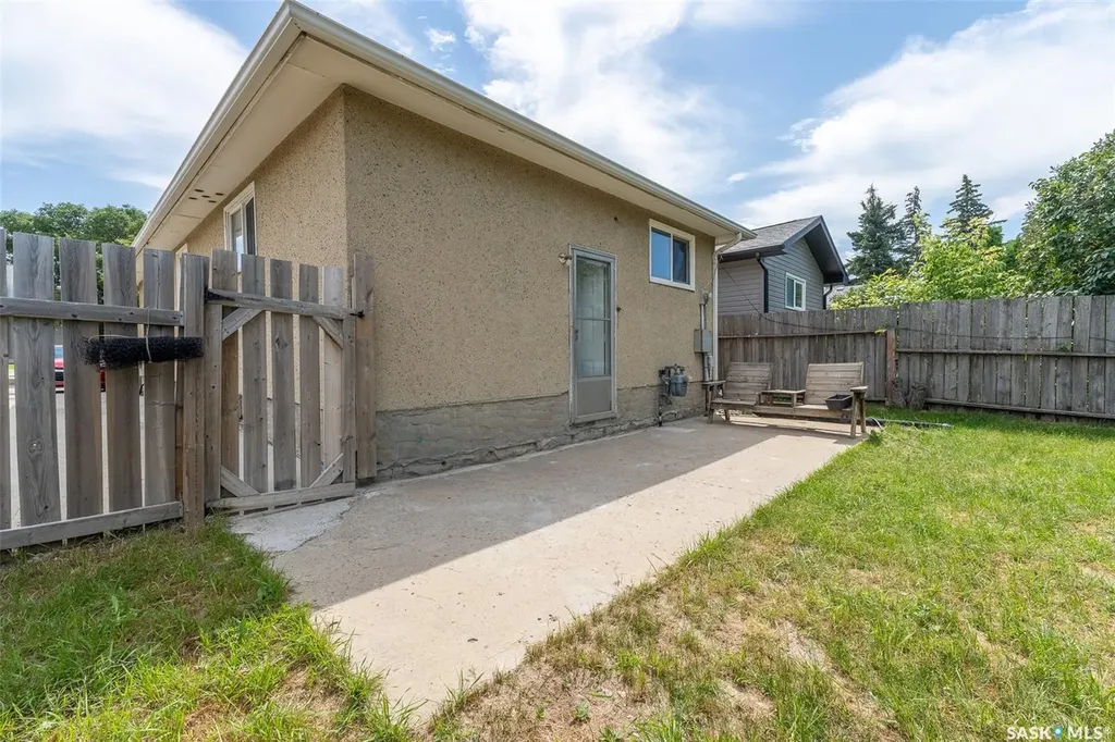 1502 Grosvenor Street Regina SK S4N 4C6