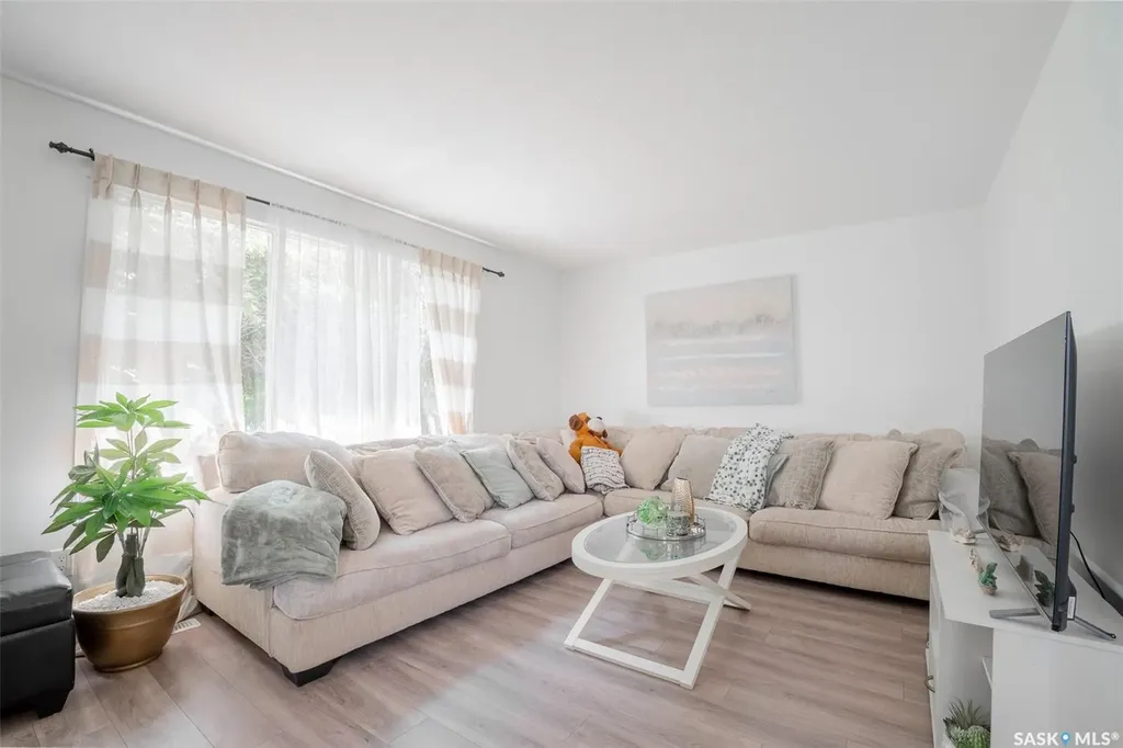 1502 Grosvenor Street Regina SK S4N 4C6