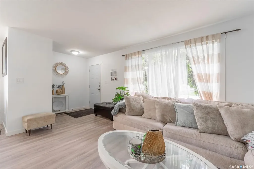 1502 Grosvenor Street Regina SK S4N 4C6