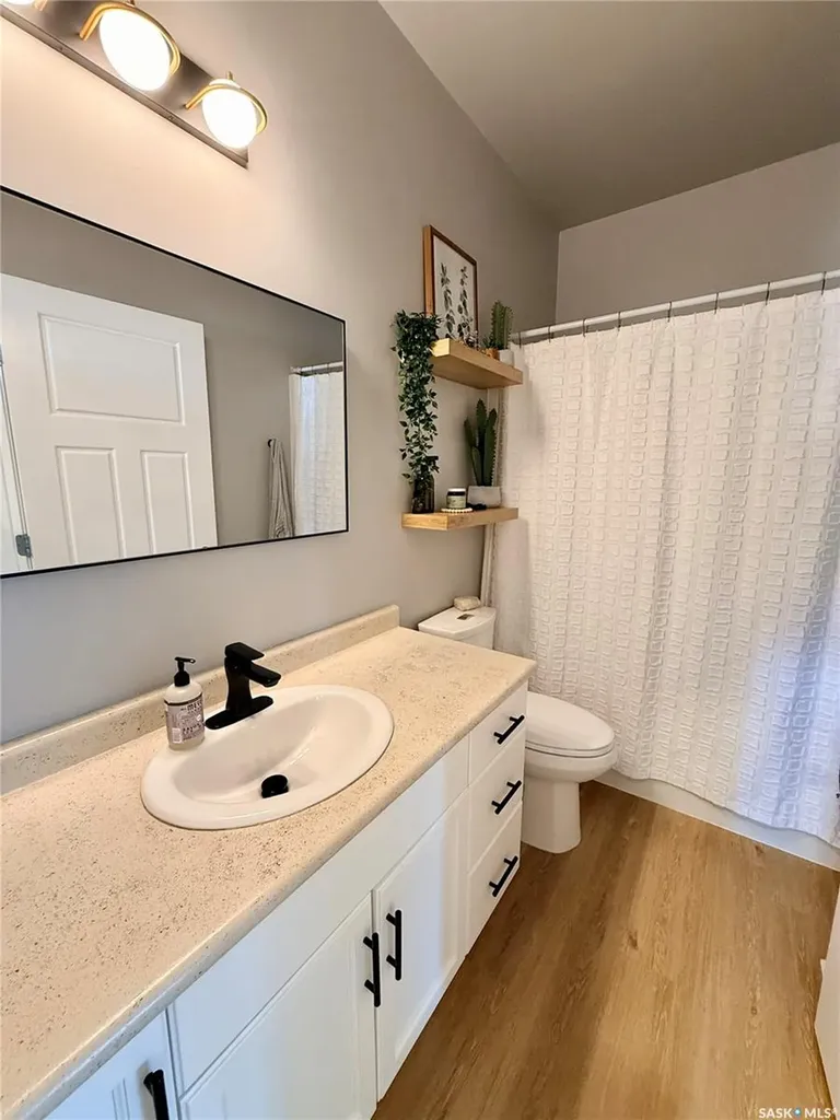 701 Mcintosh Street E Swift Current SK S9H 1H7