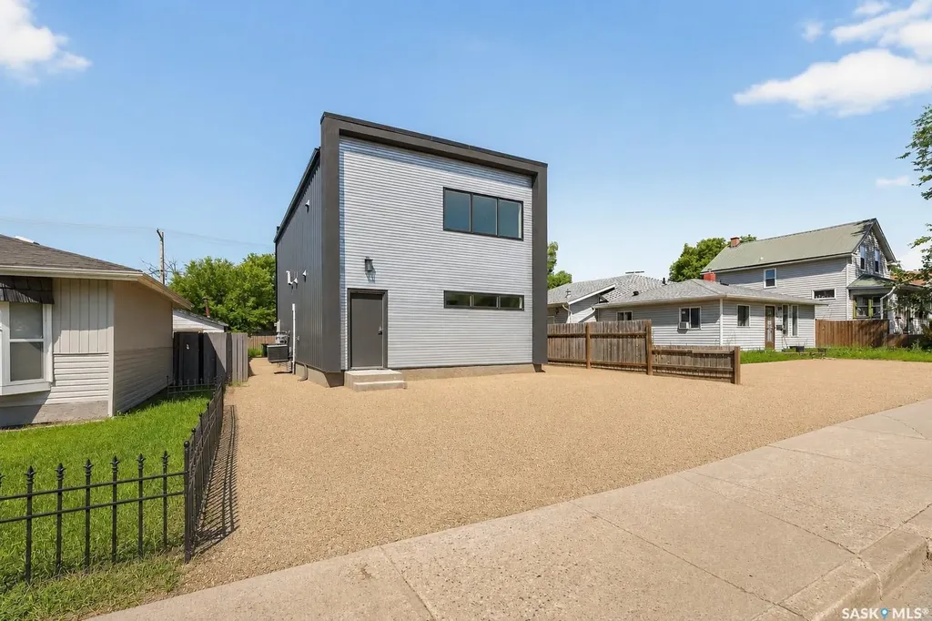 424 9th Avenue W Moose Jaw SK S6H 4H5