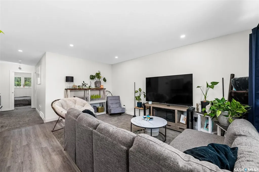 424 9th Avenue W Moose Jaw SK S6H 4H5