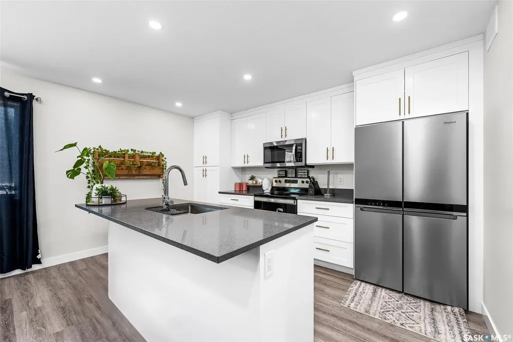 424 9th Avenue W Moose Jaw SK S6H 4H5