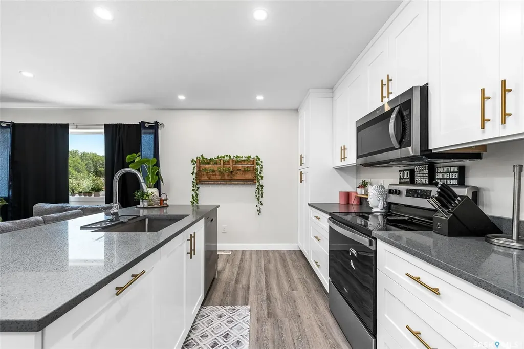424 9th Avenue W Moose Jaw SK S6H 4H5