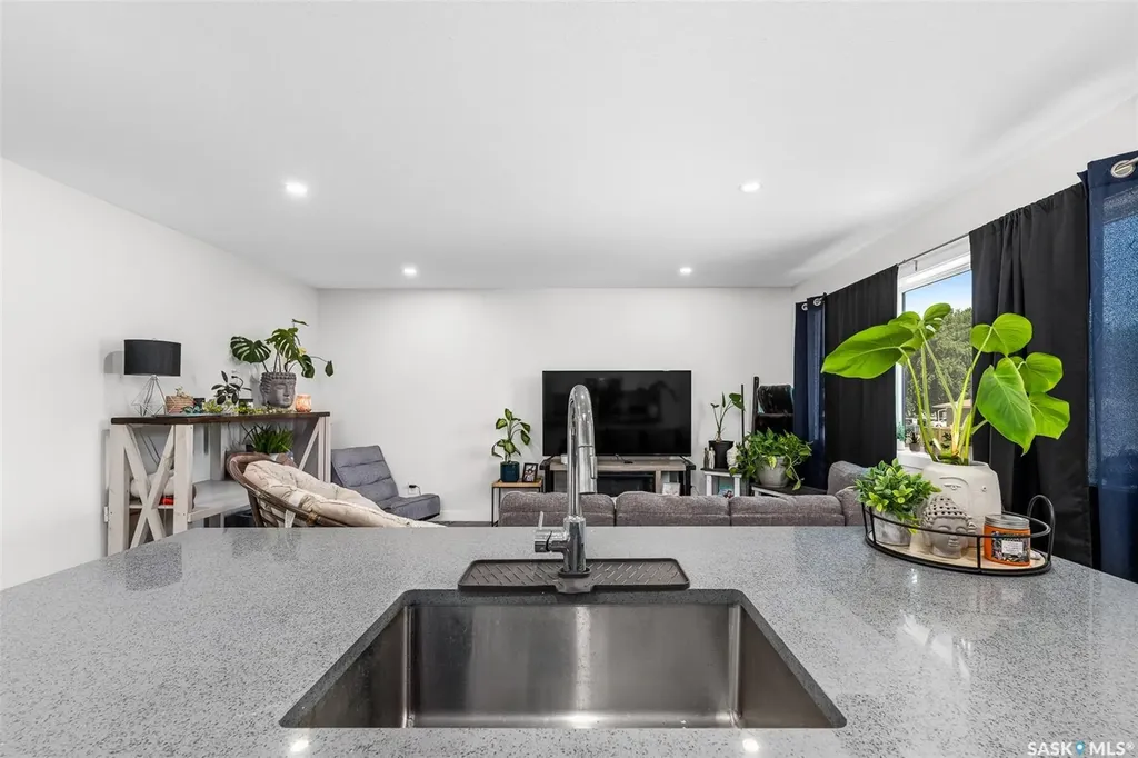 424 9th Avenue W Moose Jaw SK S6H 4H5