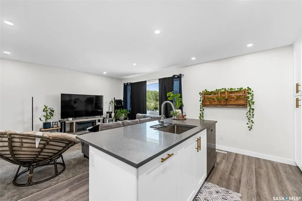 424 9th Avenue W Moose Jaw SK S6H 4H5