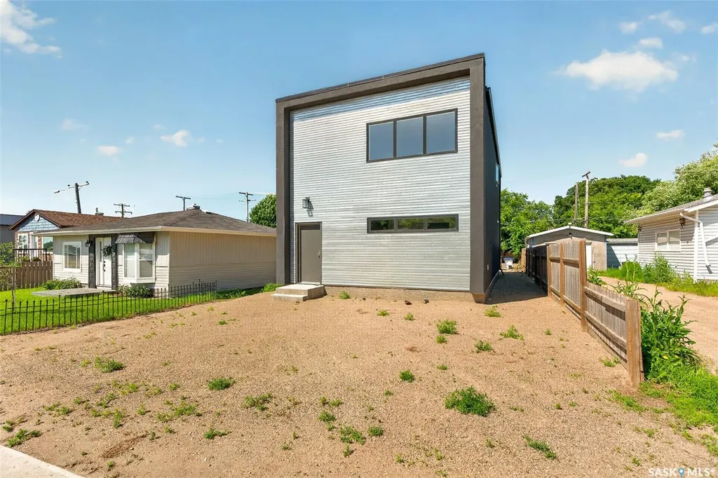424 9th Avenue W Moose Jaw SK S6H 4H5