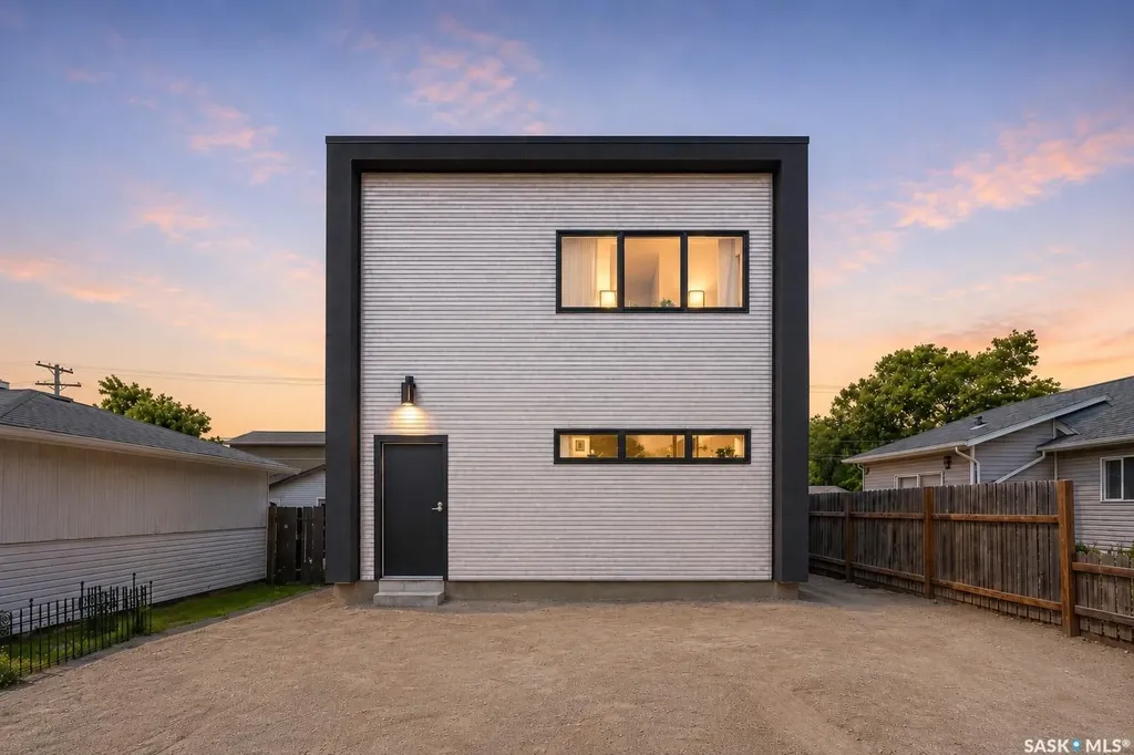 424 9th Avenue W Moose Jaw SK S6H 4H5