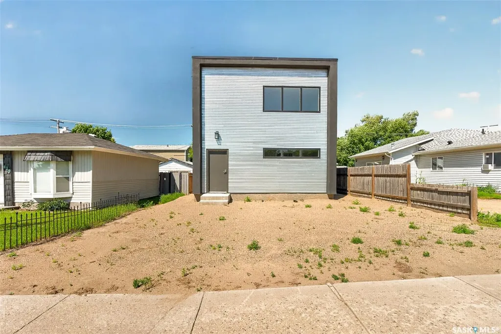 424 9th Avenue W Moose Jaw SK S6H 4H5