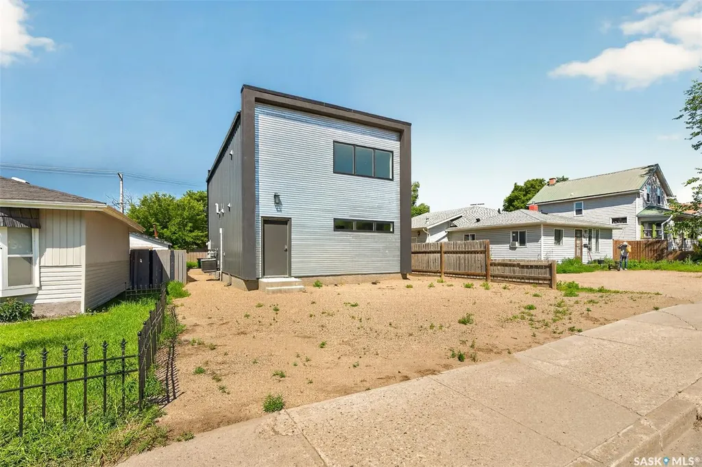 424 9th Avenue W Moose Jaw SK S6H 4H5