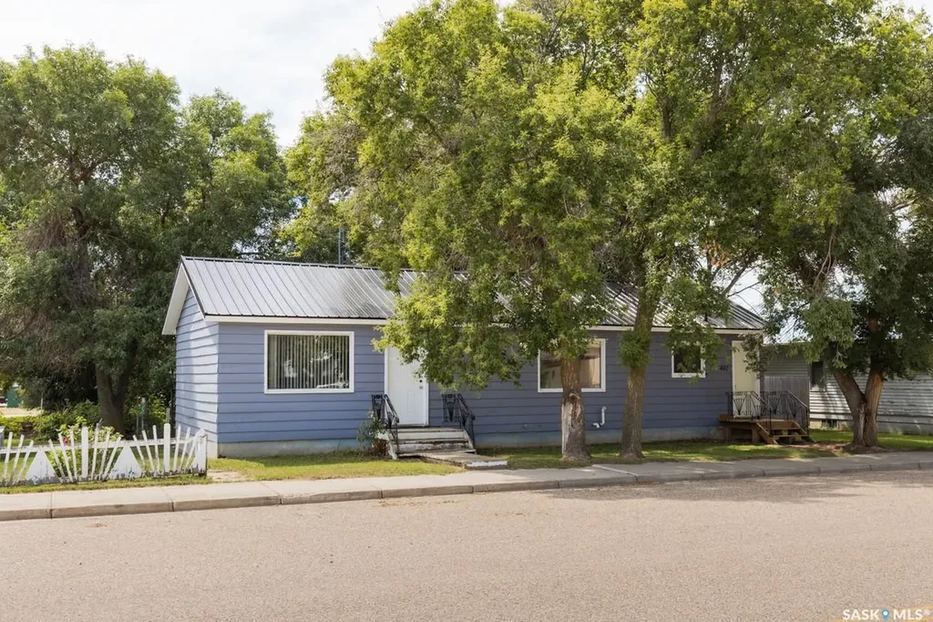402 Grand Avenue Luseland SK S0L 2A0