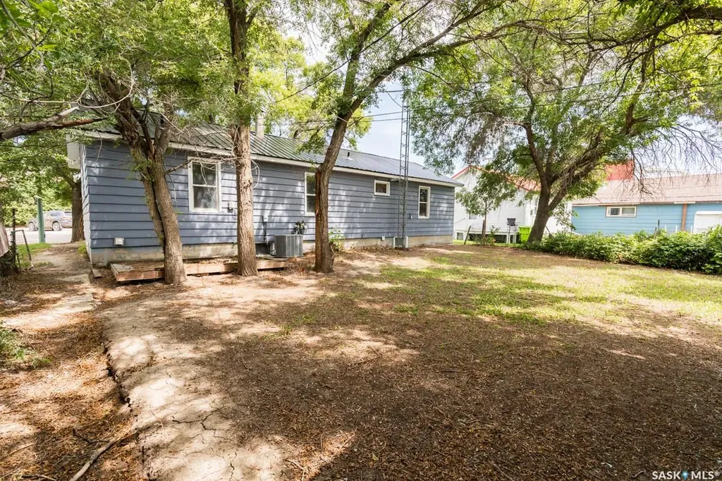402 Grand Avenue Luseland SK S0L 2A0