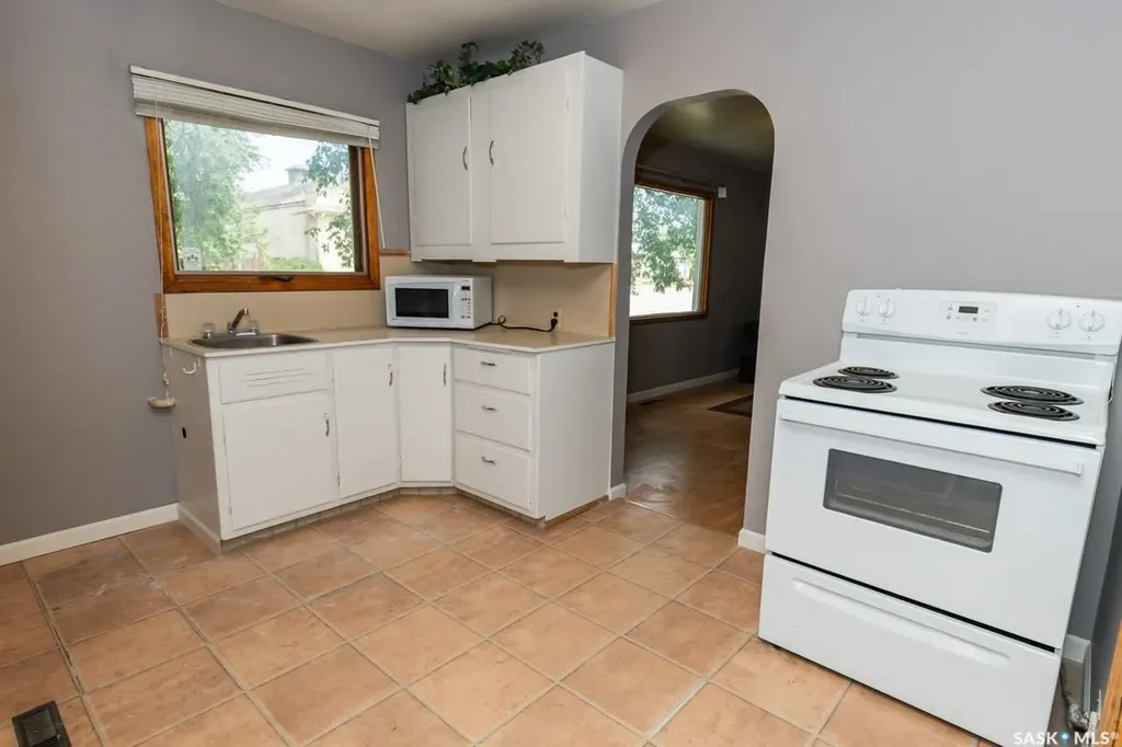 402 Grand Avenue Luseland SK S0L 2A0