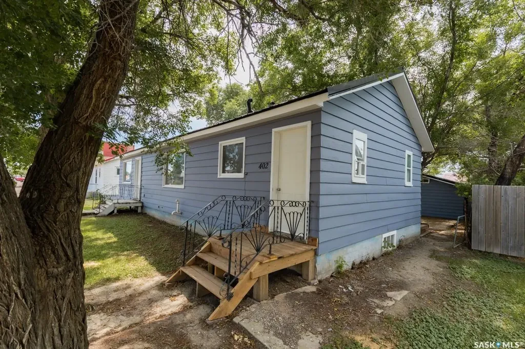 402 Grand Avenue Luseland SK S0L 2A0