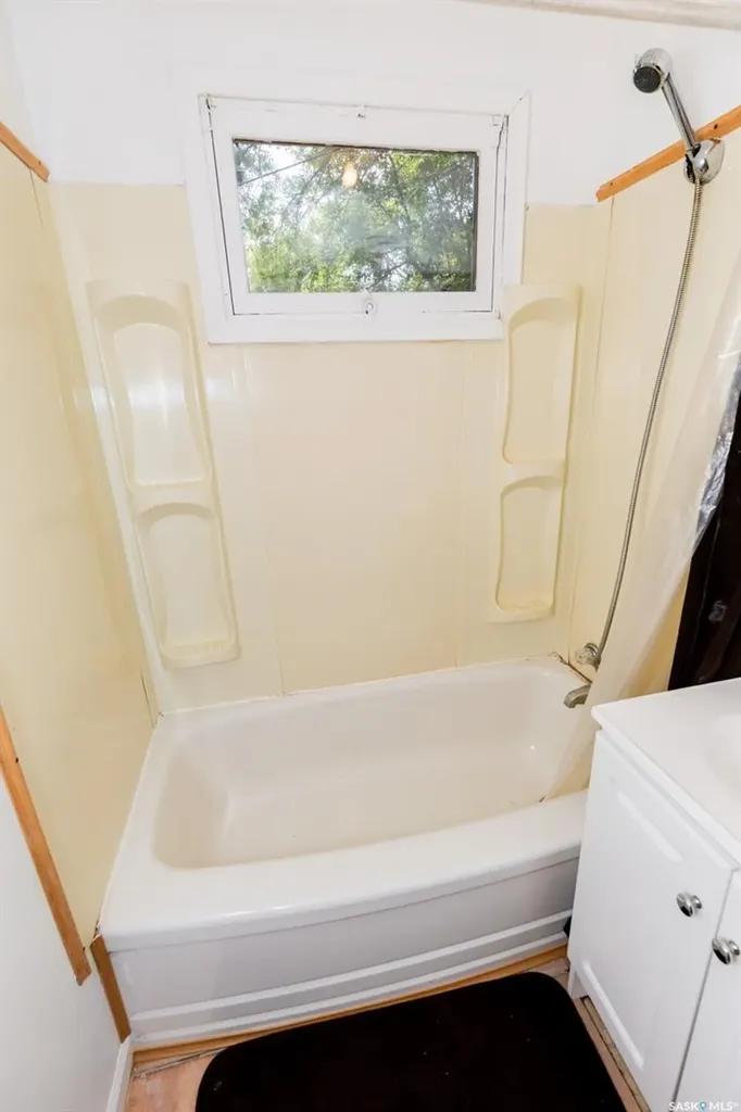 402 Grand Avenue Luseland SK S0L 2A0