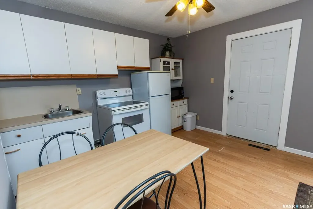 402 Grand Avenue Luseland SK S0L 2A0