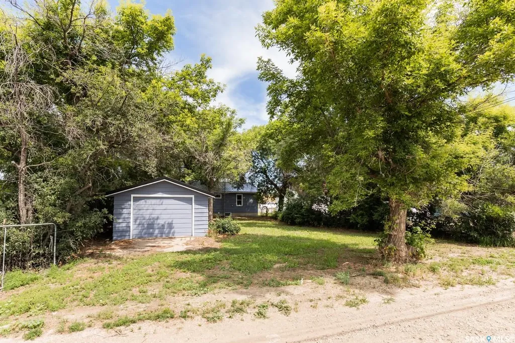 402 Grand Avenue Luseland SK S0L 2A0
