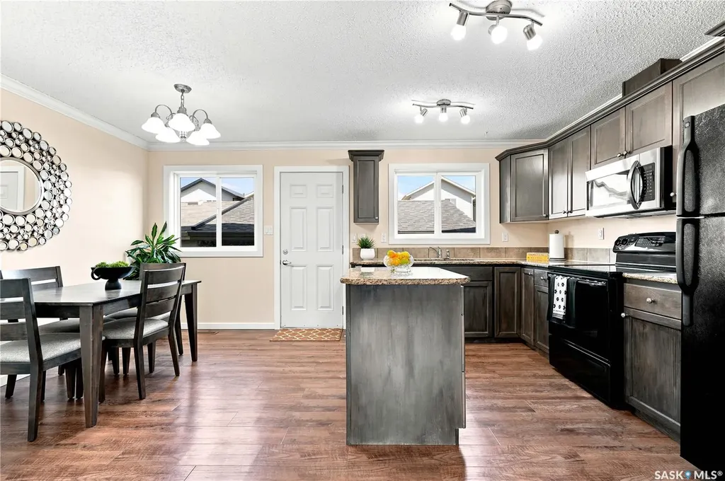 810 Hampton Circle Saskatoon SK S7R 0K1