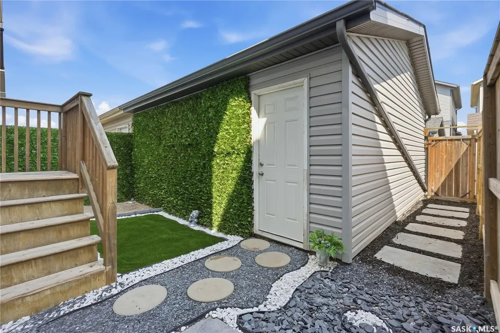 810 Hampton Circle Saskatoon SK S7R 0K1