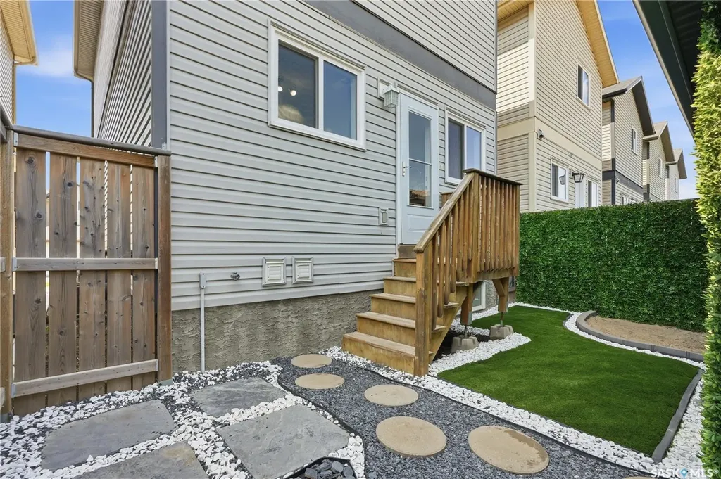 810 Hampton Circle Saskatoon SK S7R 0K1