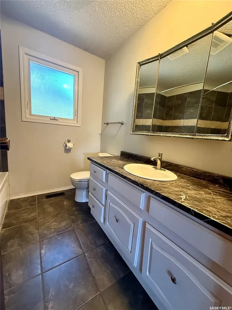 305 2nd Avenue E Kindersley SK S0L 1S0
