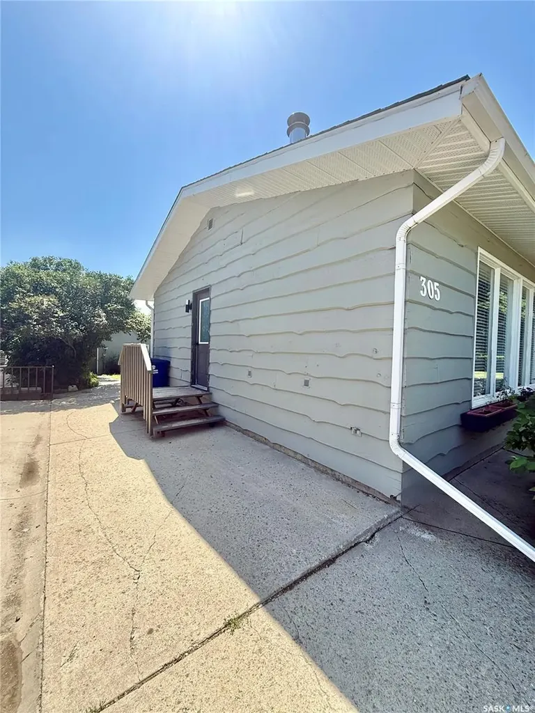 305 2nd Avenue E Kindersley SK S0L 1S0