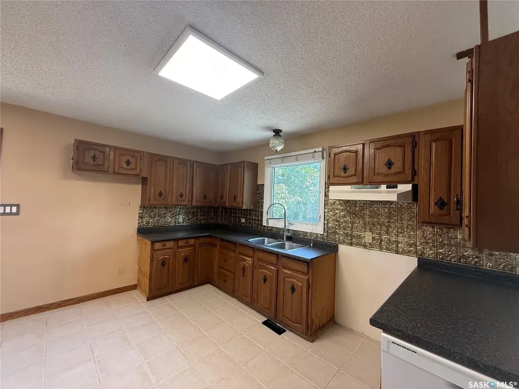 305 2nd Avenue E Kindersley SK S0L 1S0